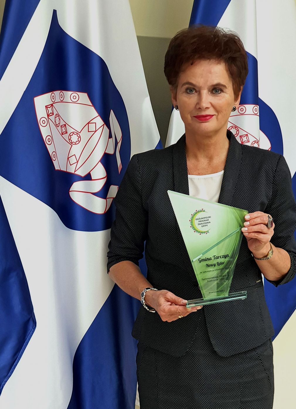 Burmistrz Tarczyna Barbara Galicz ze statuetką Nowego Lidera w zakresie profilaktyki grypy.
